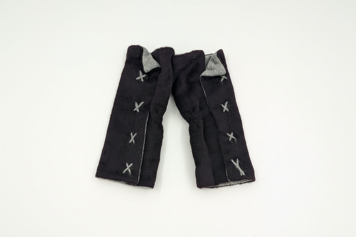 Suri Fingerless sleeve: SAMPLE